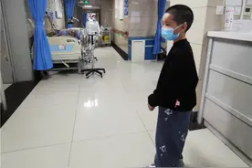 "妈妈快来接我！"11岁男孩独自在医院，家属”甩手“个把月图片