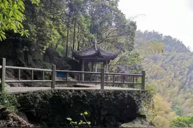 男童景区撒尿被机长夫妻指责后踹倒 妈妈与其撕打时坠崖摔伤 法院：不构成故意伤害图片