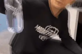 球员健身房水瓶遍地！西热力江痛心呼吁节约用水图片