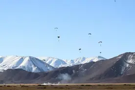 炫耀武力？印媒：印度陆军和空军在所谓的“拉达克地区”搞“空降作战”军演图片