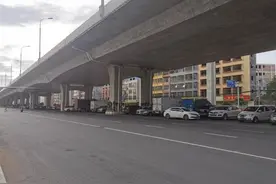 注意！城区金港大道吾悦广场附近路段高架桥底禁止违停！【我为群众办实事204期】图片