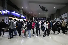 韩国开始“分阶段恢复日常生活”，年轻人涌上街头，专家：确诊病例将剧增2至3倍图片