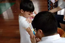 这是有多怕！孩子打针4个大人来“助阵”！帮助孩子消除恐惧心理，勇敢接种疫苗，家长可以这样做……图片