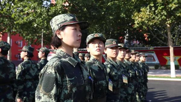 又甜又飒！看看这些“00后”女兵入伍前VS入伍后