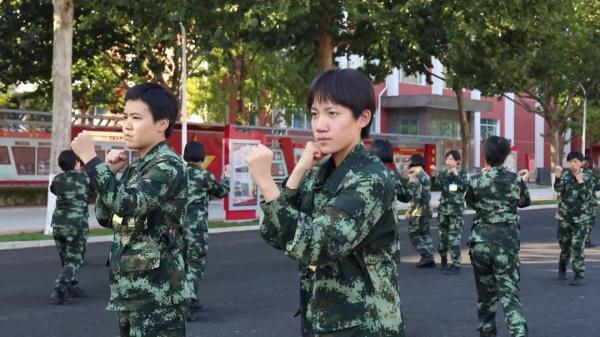 又甜又飒！看看这些“00后”女兵入伍前VS入伍后