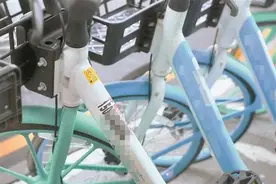 共享单车被小广告“霸凌”，市民吐槽“牛皮癣”顽疾图片
