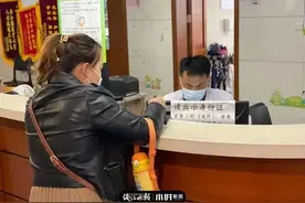小可爱不哭了！杭城幼儿园宝宝开打新冠疫苗，医生这招有点“甜”图片