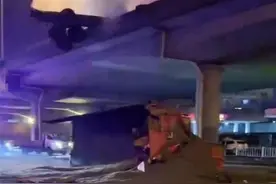 哈尔滨市区一货车车箱坠下立交桥，砸中一辆SUV图片