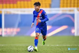 0-3落后，申花第30分钟即换人，于汉超替下U23球员何龙海图片