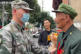 视频｜跨越千里的拥抱！88岁抗美援朝老兵李化武见年轻战友图片