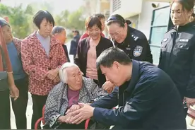 时隔52年终团聚，他跪在92岁老母亲面前喜极而泣…图片