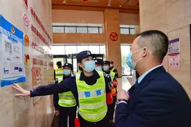 公安民警“扫楼”宣传反诈图片