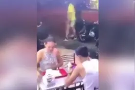 巴西情侣约会时遇抢劫男友独自逃走 女子淡定交出手机继续用餐图片