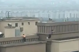 成都两男孩18层楼顶跳跃现场：物管第一时间安全带离，天台已装防护网图片