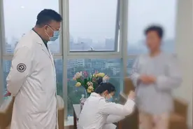 又是“奥美定”惹祸！医生为她取出20多年前的假体图片