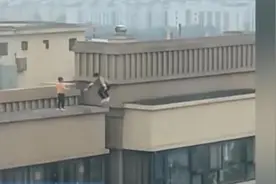 “男童楼顶平台间来回跳跃”事发小区物业：已装铁丝网图片