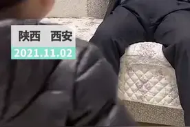 爷爷装病和孙子闹着玩，萌娃扔玩具去拿药，网友：可给宝宝急坏了图片