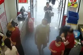 奶奶带孙儿买菜，孩子手上金镯8秒被撸走！监控曝光图片