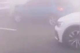 江苏沛县突发团雾发生多车相撞事故，致一死一伤视频封面