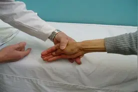 手上的小水泡 到底是什么？图片