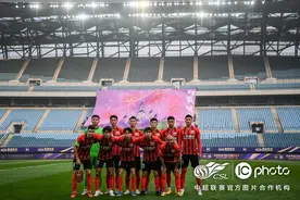 边翼卫默契如何增长？李申圆：合影也要和君哥站一起图片