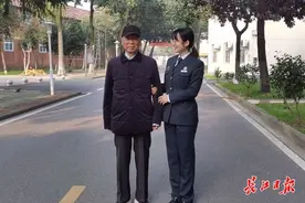 不爱红装爱武装，为圆心中“从军梦”，三甲医院女护士考入军队当文职人员图片