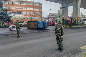 军营门前车辆侧翻，武警官兵20秒到场救援图片