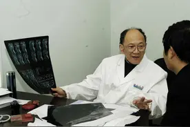 石氏伤科第四代传人年逾古稀，依旧每周照常看门诊：临床研究讲求“活”字图片