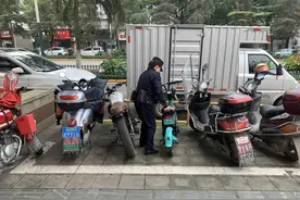 四川隆昌近300名“街长”出街 护航城市文明图片