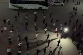 疫情封闭管理，大学生跳广场舞打发时间视频封面