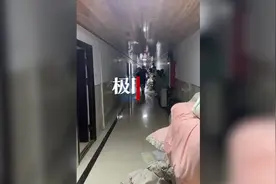 郑州一学校换宿舍起风波，男生撬门强搬女生物品，校方：正核实情况图片