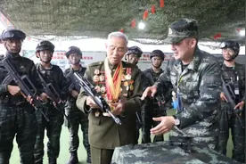 93岁老兵受邀进训练场，参观新式装备品尝单兵口粮视频封面