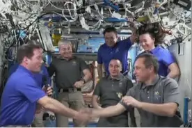 法国结束国际空间站工作  向俄罗斯交接“指挥权”：4名法国宇航员已启程返回地球视频封面