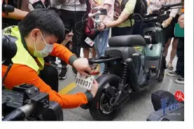 车主喜提“000001”号牌！广州电动自行车陆续上牌图片