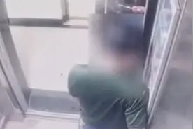 恶心！男子电梯内小便 目击女子吓一跳：差点溅我裤子上图片