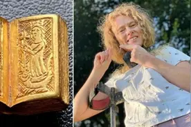 女子用金属探测仪找出价值10万英镑的黄金圣经图片