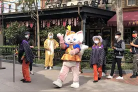 “出道”即“顶流”，299元毛绒玩具二手市场卖几倍高价，迪士尼“川沙妲己”为何如此火爆图片