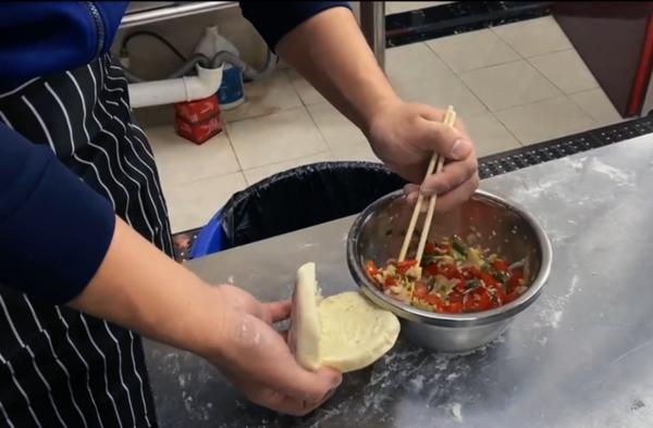 “志”敬蓝朋友丨上得了火场下得了厨房 消防员小哥哥技能大公开