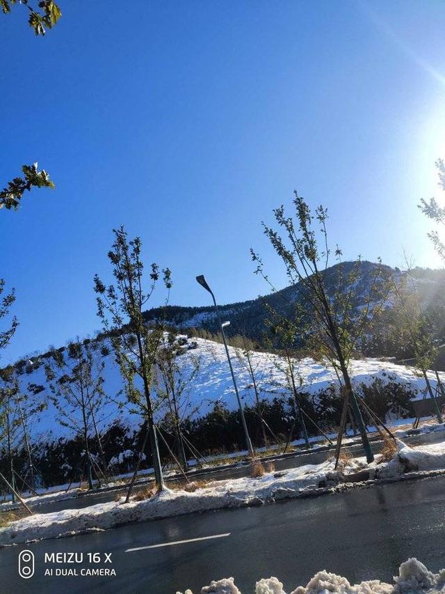 雪后初霁阳光至，寒色不遮万山翠