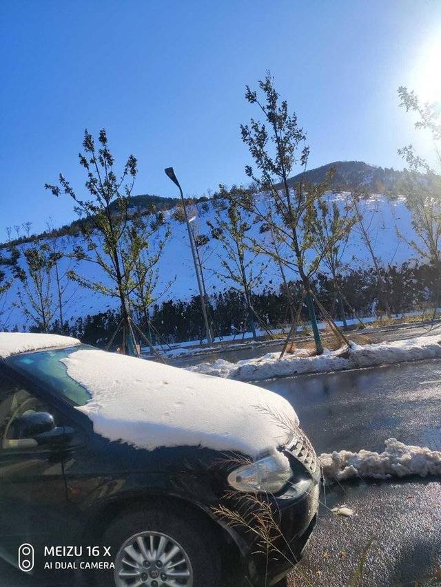 雪后初霁阳光至，寒色不遮万山翠