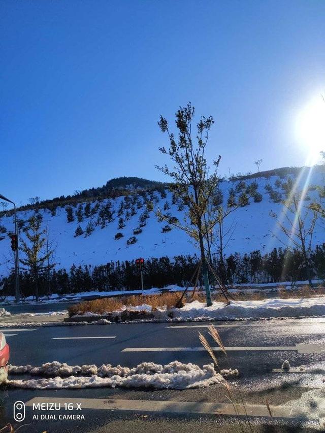 雪后初霁阳光至，寒色不遮万山翠