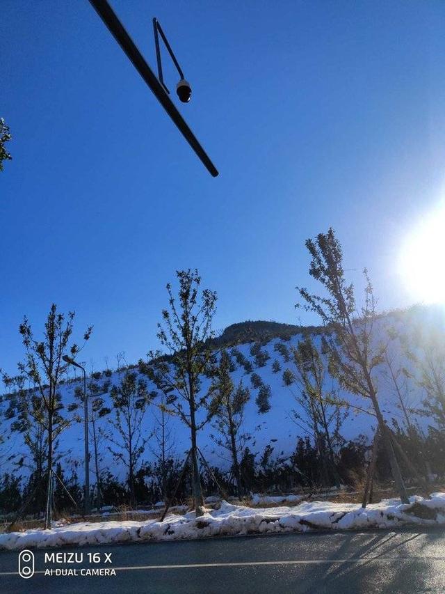 雪后初霁阳光至，寒色不遮万山翠