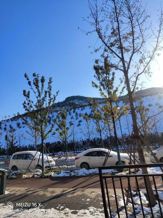 雪后初霁阳光至，寒色不遮万山翠