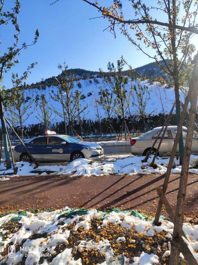 雪后初霁阳光至，寒色不遮万山翠
