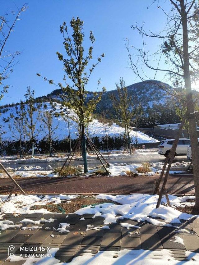 雪后初霁阳光至，寒色不遮万山翠