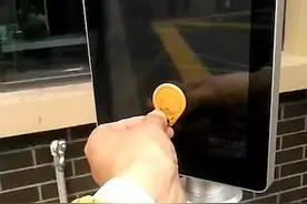 “刷脸”成了唯一进入小区方式？居委会：公告未写清楚 保留刷卡图片