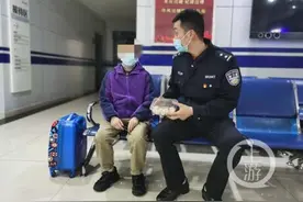 父母吵架9岁男孩以为被遗弃 边哭边报警：爸爸妈妈都不要我了……图片