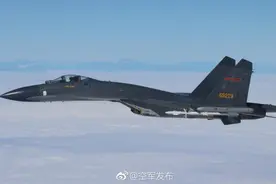 绿媒：解放军军机中英文广播驱离美军机图片