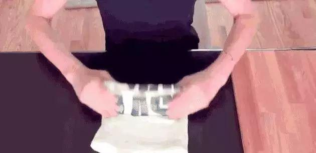 叠衣服这样做最聪明，再多衣服也不怕→