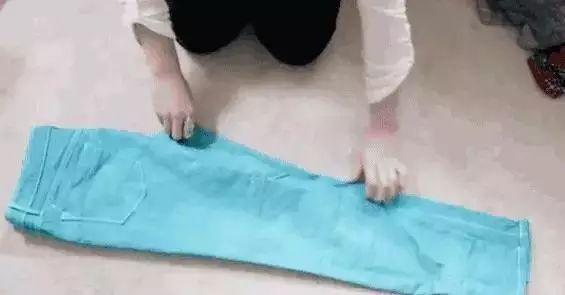 叠衣服这样做最聪明，再多衣服也不怕→